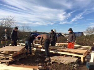 Met 7 bussen richting De Jungle in Calais